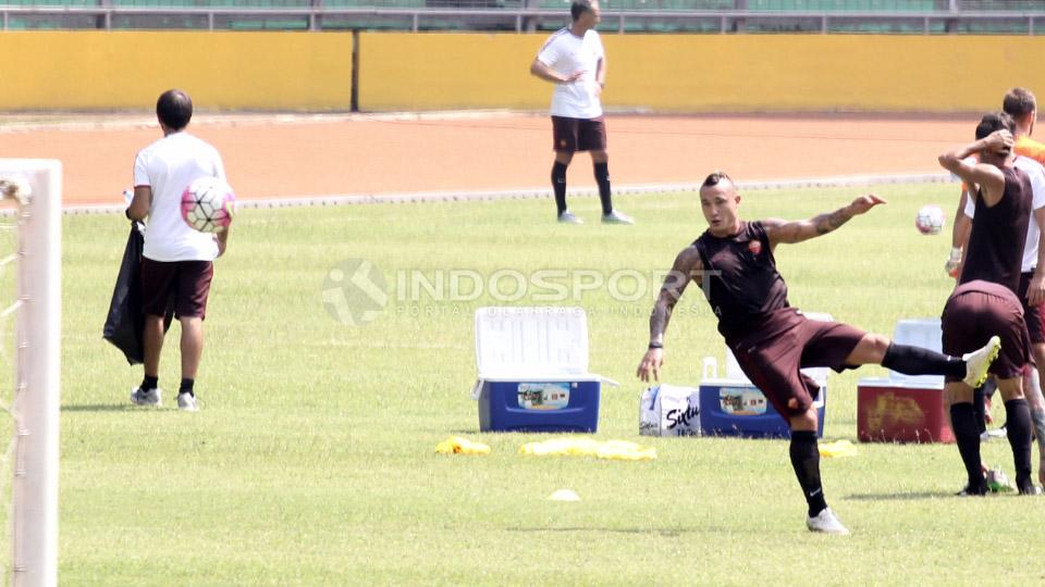 Gelandang As Roma, Radja Nainggolan, melepaskan tendangan jarak jauh saat latihan di SUGBK.